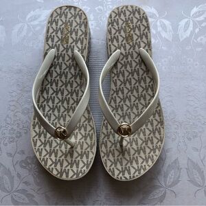 Michael Kors Cream Flip Flops Slip-On Heeled Platform Sandals Gold MK Logo Shoes